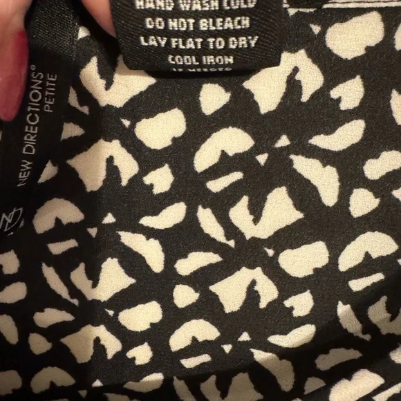 SPRING/SUMMER BLACK/WHITE TOP w/SLEEVE DETAIL LARGE/PETITE BIN #A - Picture 6 of 7